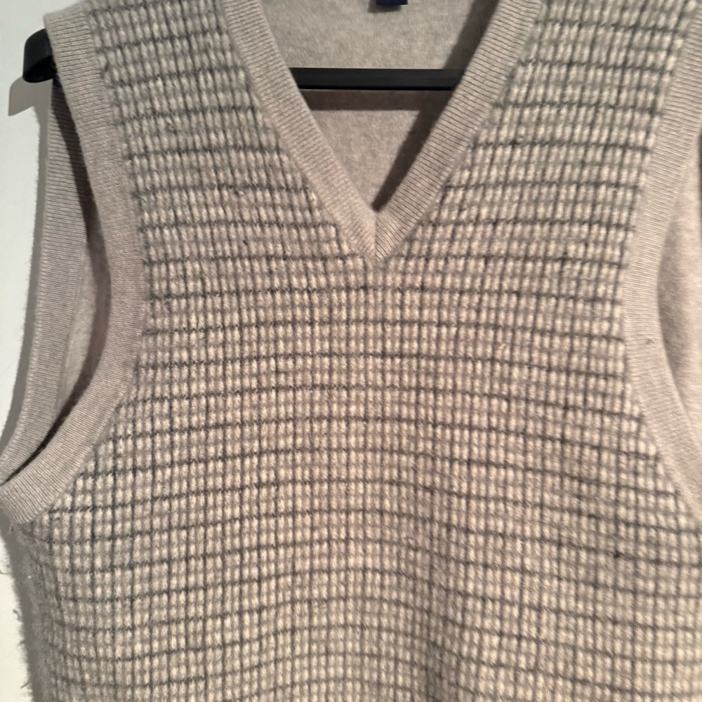 Lands' End Men's V-Neck Sweater Vest in Light Gray - Picture 2 of 4